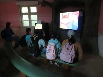 写真：子ども達が物語に夢中になっている様子