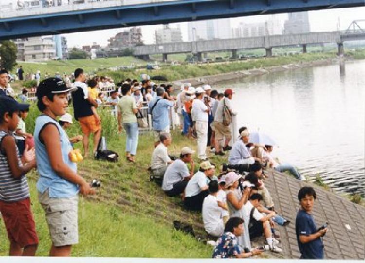 写真：アザラシのたまちゃんを見る人達