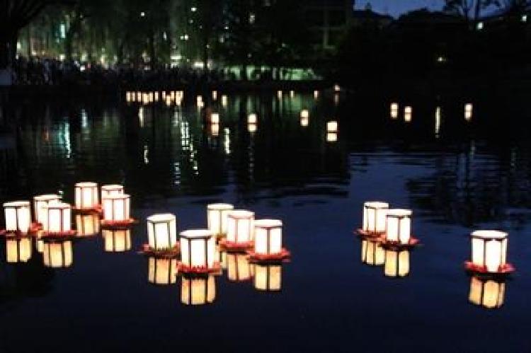 写真：灯ろう流し