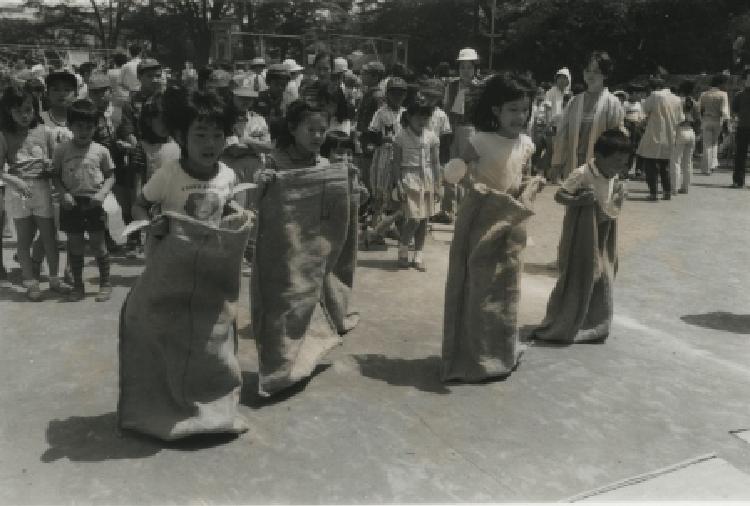 写真：子どもガーデンパーティー(昭和46年)