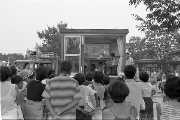 写真：夏休み親子見学会（起震車体験）