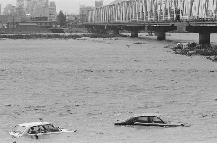 写真：台風による被害　六郷橋付近(昭和57年)(2)