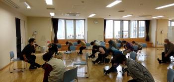 膝痛・腰痛ストップ体操の様子1