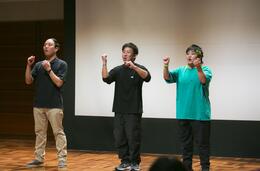 ステージイベント（よしもと手話ブ！）の様子