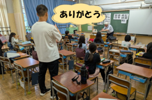 手話体験の様子。ありがとう