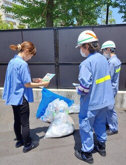 写真：ごみ集積所でのふれあい指導の様子