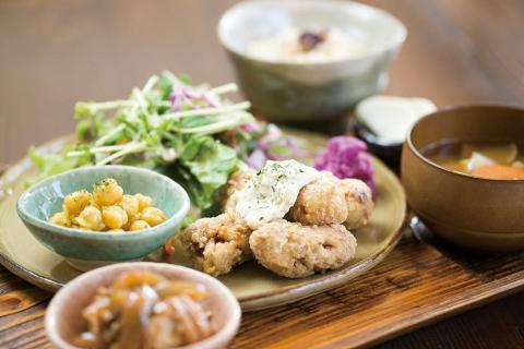 ヒダマリ　カフェ　メニュー　ベジミートの唐揚定食