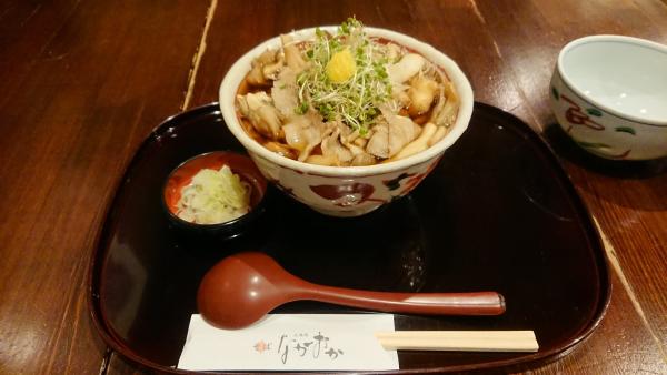 画像：きのこと豚肉のそば