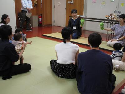 「ねんじっこお話の会」による絵本の読み聞かせと親子遊び