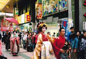 写真：明石　照彦さん作「現代の花魁道中」（サンライズ蒲田）