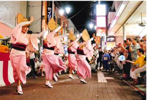 写真：石橋　正昭さん作「踊る阿呆に見る阿呆」（長原駅前）