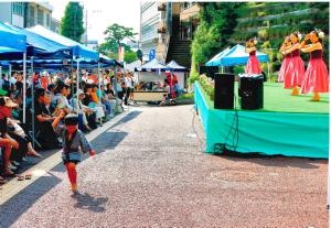 写真：浦野　正俊さん作「僕も踊れるよ！」（池上会館仮設ステージ）