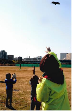 写真：大石　宏さん作「六郷トンビ凧　高く高く揚れ」（六郷土手）