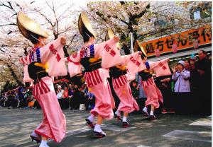 写真：大伴　敏行さん作「躍動」（馬込大桜まつり会場）