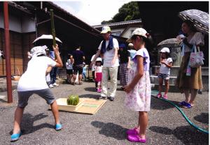 写真：小川　一惠さん作「スイカ割り」（本町稲荷神社）