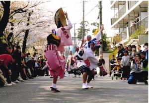 写真：小田　公徳さん作「踊らにゃソンソン」（馬込桜並木通り）