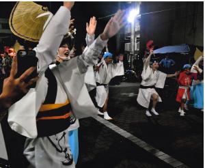 写真：赤森　隆生さん作「踊って　踊って」（御嶽神社周辺）