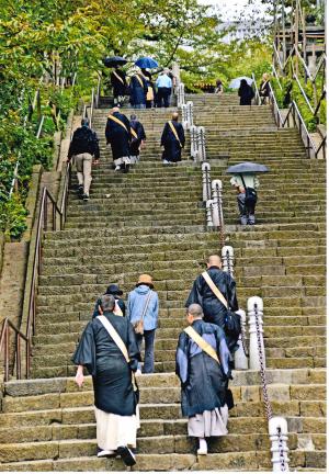 写真：柿川　保さん「総門落慶式終えて」（本門寺）