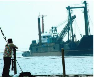 写真：黒崎　慶次郎さん作「海を眺めて」（城南島海浜公園）