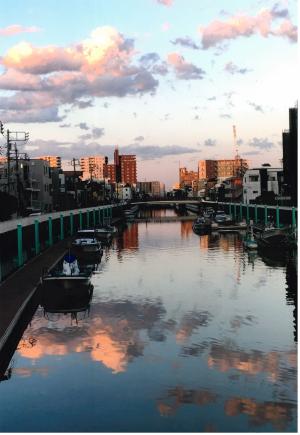 写真：佐藤　美穂さん作「夕映えの呑川」（呑川　宝来橋）