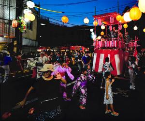 写真：日野　光輝さん作「みんなでおどりましょ！」（御嶽神社参道）