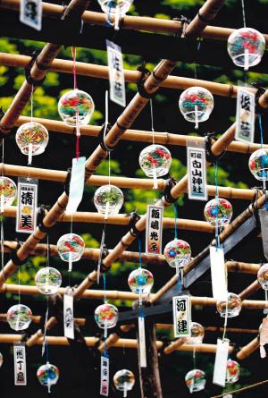 写真：湯朝　真司さん作「風鈴に祈りを託す」（嶺白山神社）