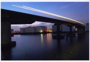 写真：河口　宏一さん作「モノレールの光跡」
