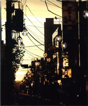 写真：田村　優樹さん作「夜明けを待つ商店街」（東急池上線　御嶽山駅付近）