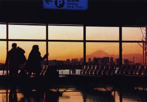 写真：有川　大介さん作「旅路へ…・」（羽田空港国際線ターミナル）