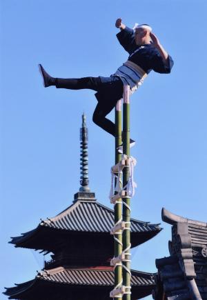 写真：藤本　喜市さん作「飛躍のジャンプ」（池上本門寺境内）