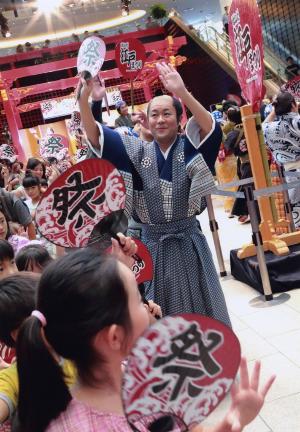 写真：星　雅之さん作「盆踊りだヨ～。それっ！」（羽田空港国際線旅客ターミナル）