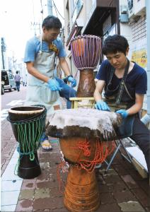 写真：東野　豊さん作「街の太鼓屋さん」（アフリカ雑貨、衣装、楽器店「wontanara Tokyo」）
