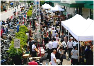 写真：尾原　和子さん作「スーパーの朝市風景」（スーパーマルエツ新糀谷店）