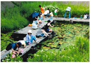 写真：瀬尾　志温さん作「何がいるかな？生き物探し」（多摩川台公園）