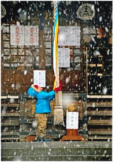 写真：柿川　保さん作「雪の日のお参り」（本門寺長栄堂）