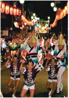 写真：田村　文明さん作「盛夏きた小町も踊るストリート」（御嶽商店街）