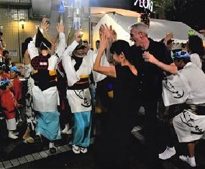 写真：赤森　隆生さん作「外国人も飛入り」（御嶽神社周辺）