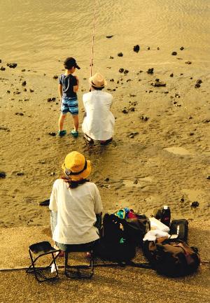 写真：畑元　詔一さん作「釣り日より」（羽田）