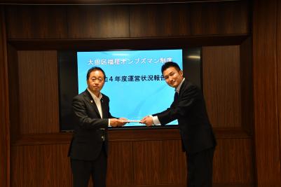 報告書を手渡される鈴木区長
