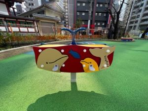 イルカのスイング遊具