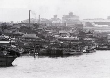 写真：空港の手前には昔からの羽田漁師町と町工場が混在する