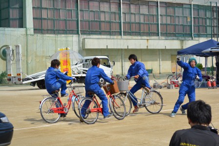 写真：自転車の衝突事故再現