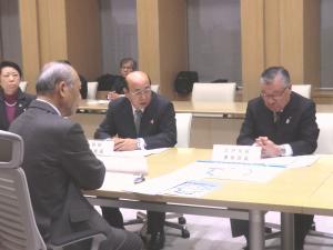写真：東京都に要望書を提出した際の会談の模様